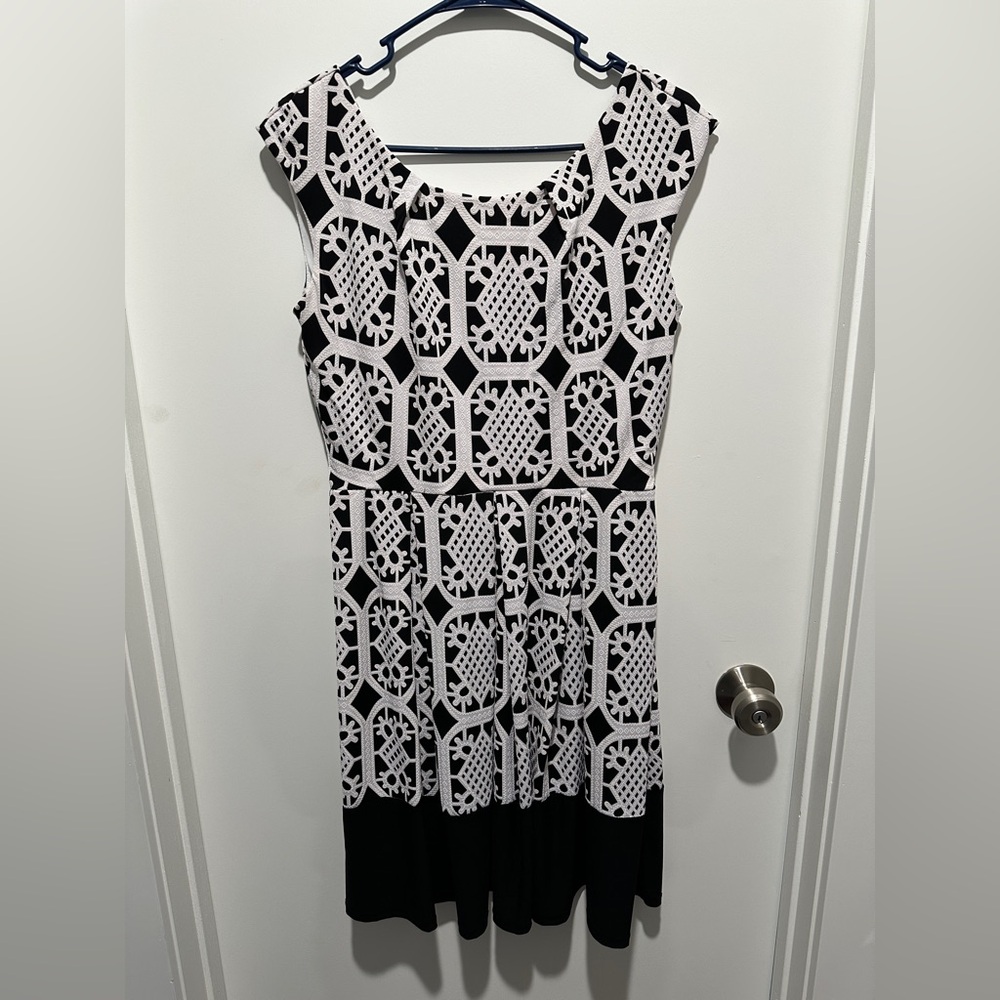 Black and White Size 6 Tiana B Dress